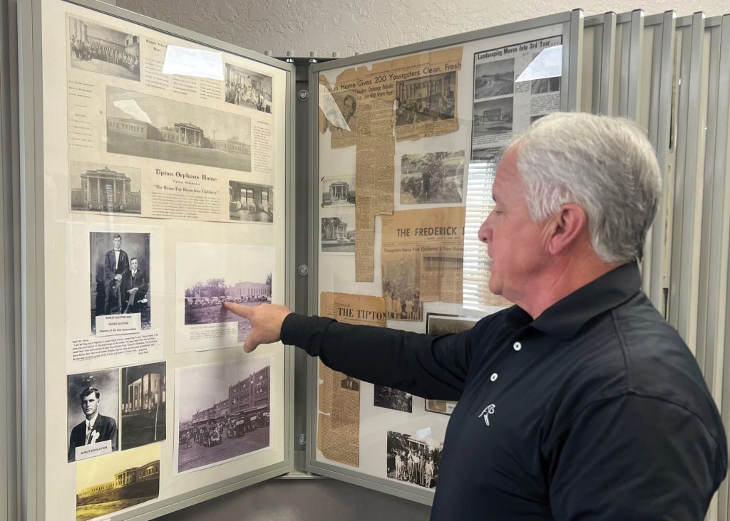 Tipton’s executive director, Joe Waugh, gives a visitor a tour of the home’s museum.